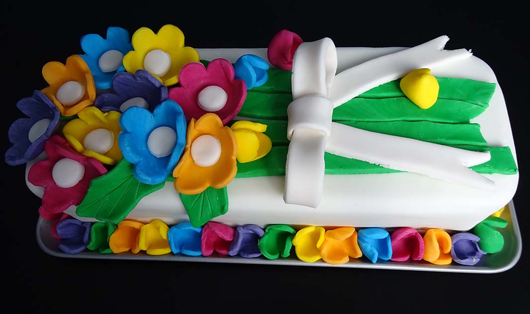 Tutorial – The art of Sugarcrafting with cookie cutters and fondant Icing: Leave mums speechless with this beautiful spring blossom bouquet cake