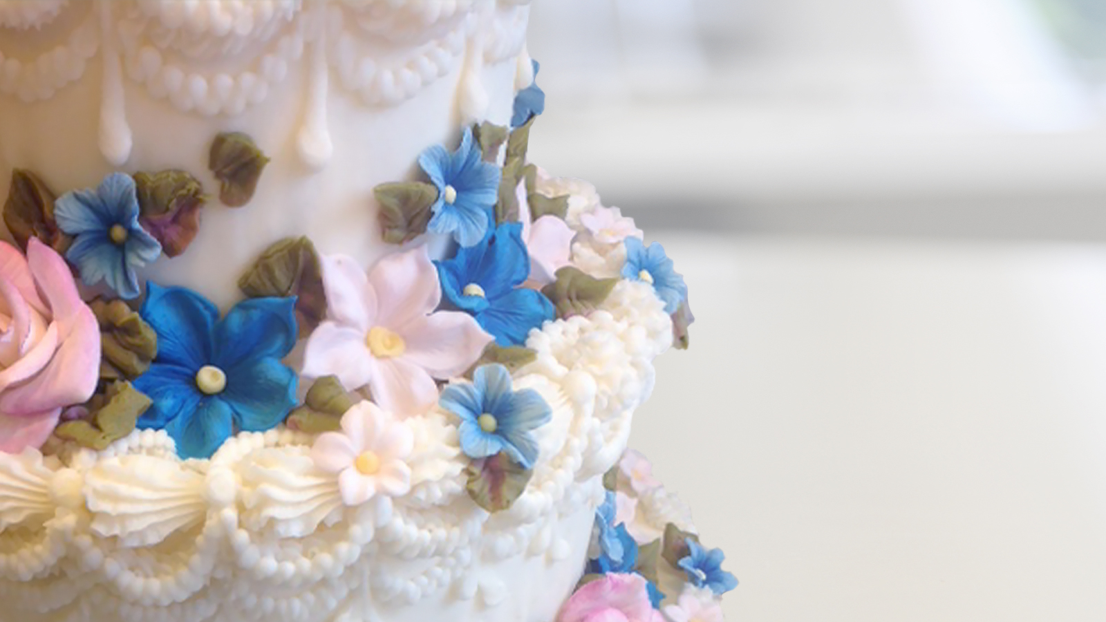 Class- Cake decorating: Learn the sugarcraft of gum paste flowers with Lucinda Larson on Creativelive at 9AM-PDT Saturday 1st of April and Sunday 2nd of April 2017